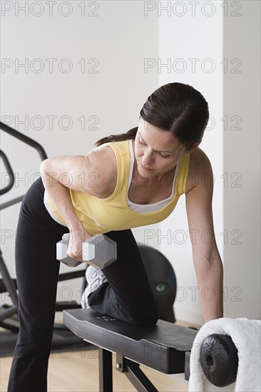 Woman lifting weights in gym. Photo : Rob Lewine