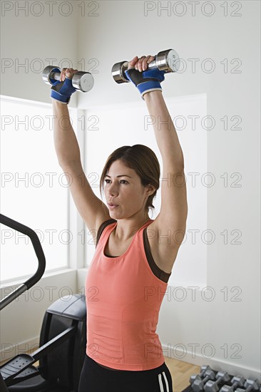 Woman lifting dumbbells. Photo : Rob Lewine