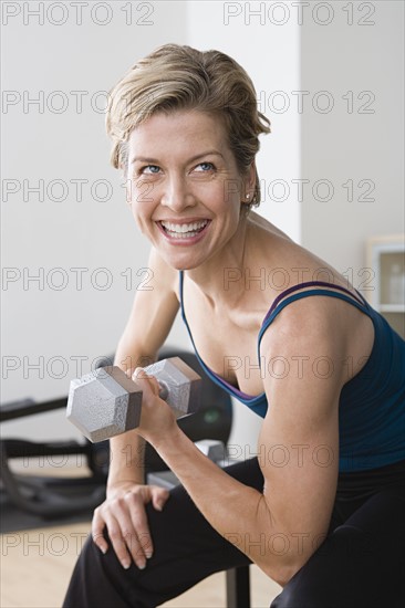 Woman lifting dumbbell. Photo : Rob Lewine