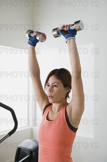 Woman lifting dumbbells. Photo : Rob Lewine