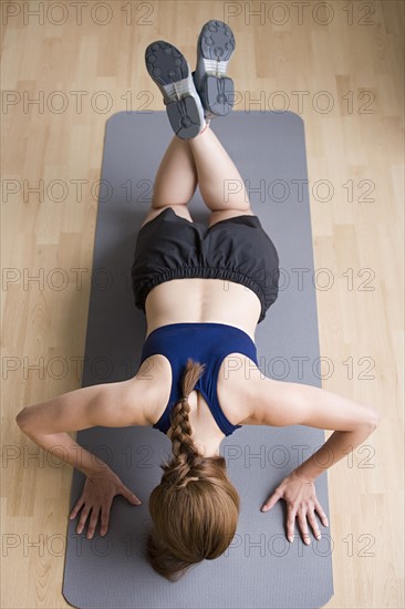 Woman doing push-ups. Photo : Rob Lewine