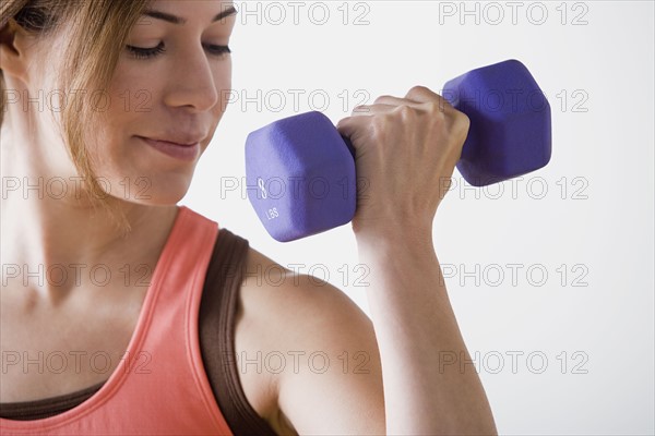 Woman lifting dumbbell. Photo : Rob Lewine