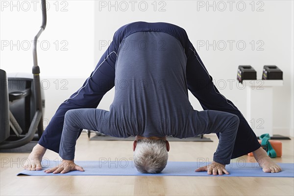 Man stretching. Photo : Rob Lewine