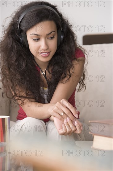 Young woman listening to music. Photo : Rob Lewine