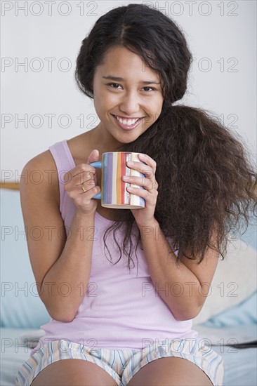 Woman holding mug. Photo : Rob Lewine