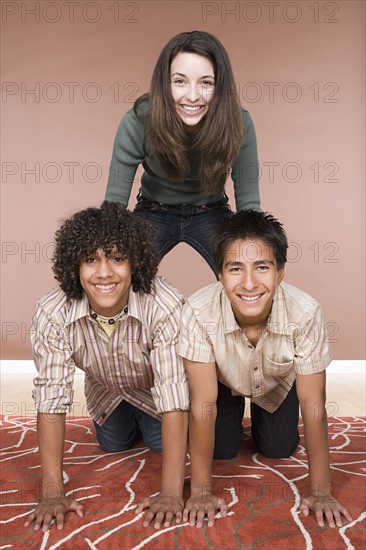 Portrait of teenage boys and girl (14-15, 16-17). Photo : Rob Lewine