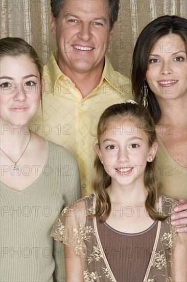 Portrait of three generation family with two girls (8-9, 14-15). Photo : Rob Lewine