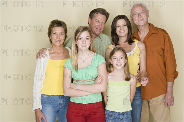 Portrait of two generation family with two girls (8-9, 14-15). Photo : Rob Lewine