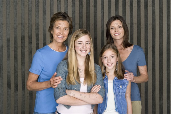 Portrait of grandmother, mother and two girls (8-9, 14-15). Photo : Rob Lewine