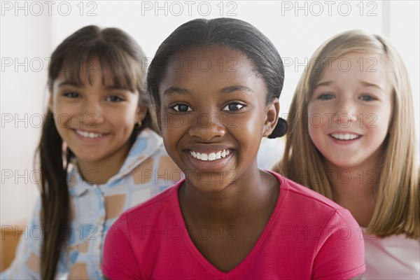 Portrait of three smiling girls (10-11) . Photo : Rob Lewine