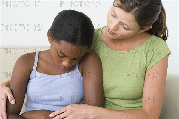 Woman consoling sad girl (10-11). Photo : Rob Lewine