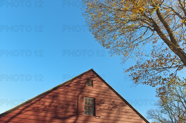 USA, New Jersey, Top of cottage house against blue sky. Photo : Tetra Images