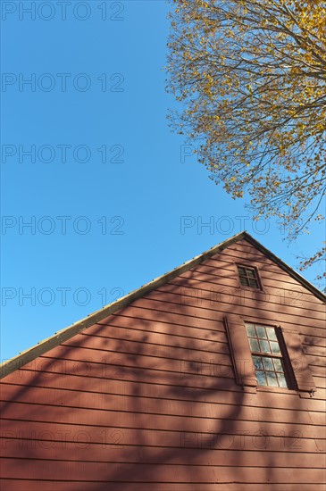 USA, New Jersey, Top of cottage house against blue sky. Photo: Tetra Images