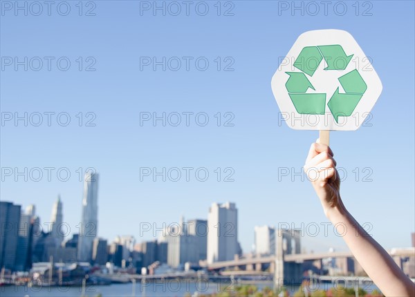 USA, New York State, New York City, Manhattan, Hand holding recycling symbol. Photo : Jamie Grill