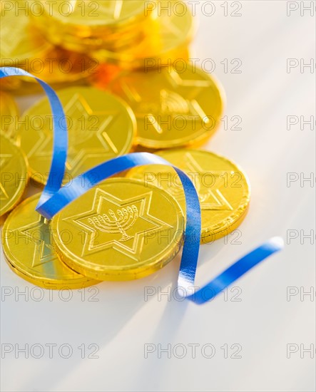 Studio Shot of chocolate coin and blue ribbon. Photo : Daniel Grill