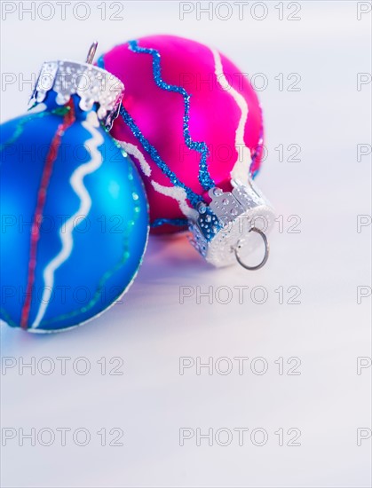 Studio shot of christmas baubles. Photo : Daniel Grill