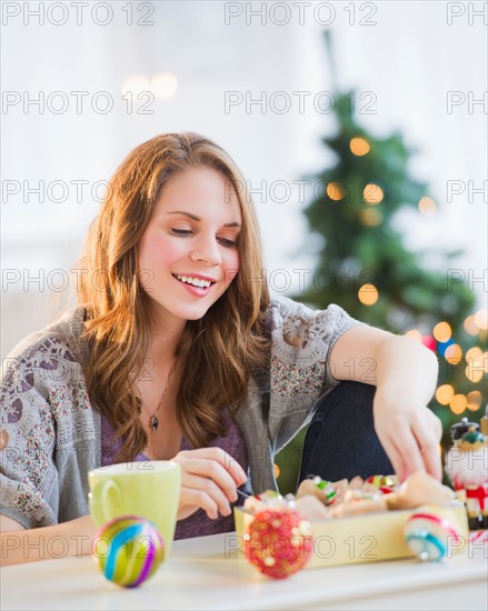 Woman preparing christmas decoration . Photo : Daniel Grill