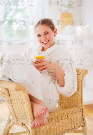 Young woman relaxing in beauty spa. Photo : Daniel Grill