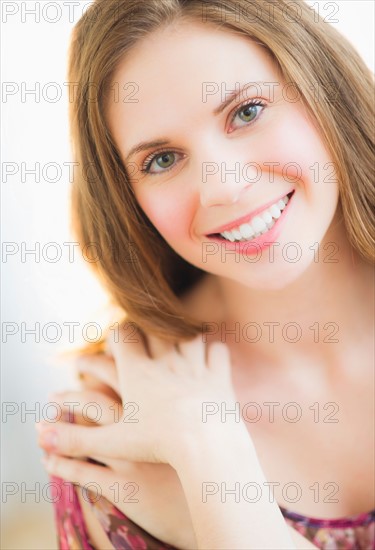 Portrait of smiling young woman. Photo : Daniel Grill