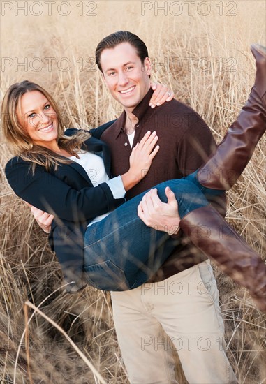 Portrait of happy young couple on wheat field. Photo : Daniel Grill