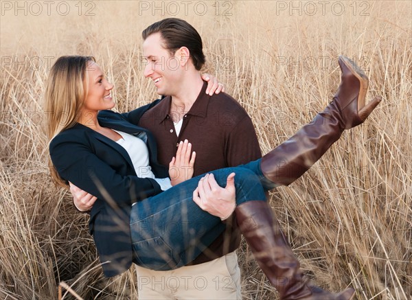 Happy young couple on wheat field. Photo : Daniel Grill