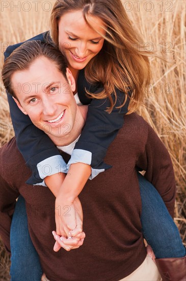 Portrait of happy young couple on wheat field. Photo : Daniel Grill