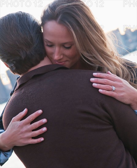 USA, New York, Long Island City, Young couple embracing outdoors. Photo : Daniel Grill