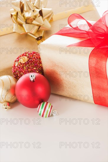Studio shot of Christmas ornaments and presents. Photo : Daniel Grill
