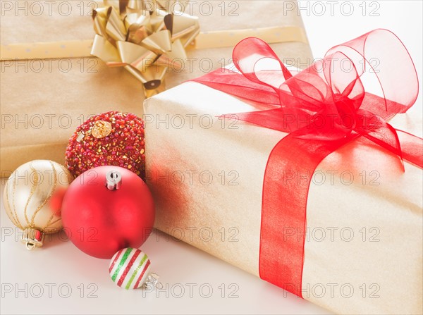 Studio shot of Christmas ornaments and presents. Photo : Daniel Grill