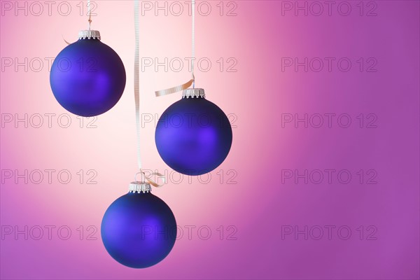 Studio shot of blue Christmas ornaments. Photo : Daniel Grill