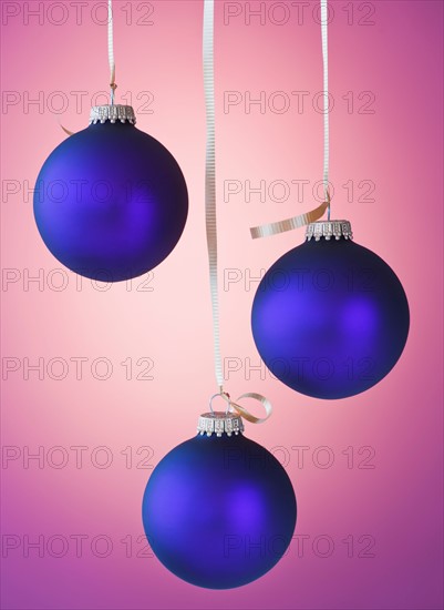 Studio shot of blue Christmas ornaments. Photo : Daniel Grill