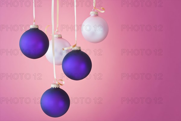 Studio shot of blue and white Christmas ornaments. Photo : Daniel Grill