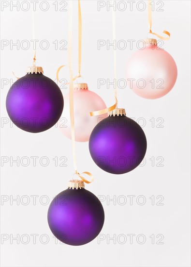 Studio shot of purple and pink Christmas ornaments. Photo : Daniel Grill