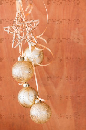 Studio shot of gold Christmas ornaments. Photo : Daniel Grill