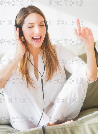 Portrait of young woman wearing headphones. Photo : Daniel Grill