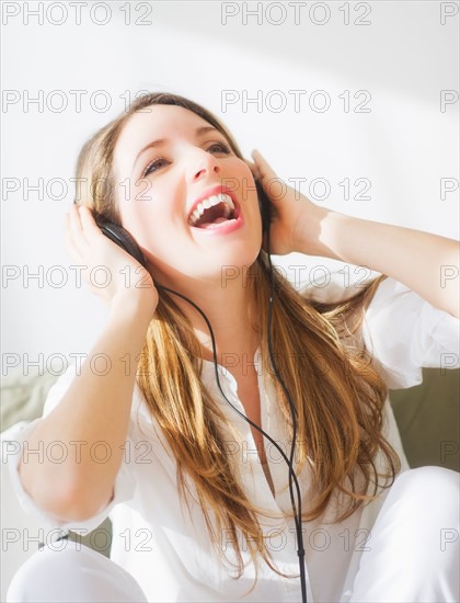 Portrait of young woman wearing headphones. Photo : Daniel Grill