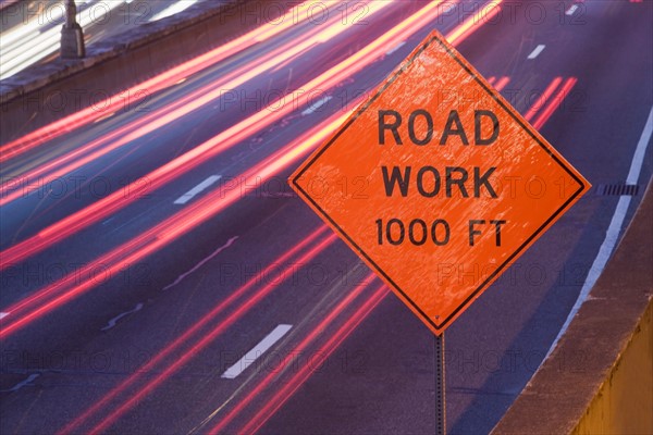 USA, New York state, New York city, road sign with vehicle lights. Photo : fotog