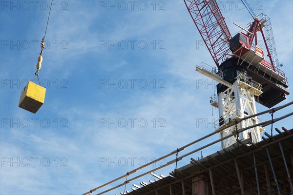 Crane hook carrying block. Photo : fotog