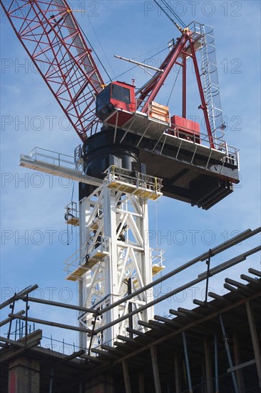 Crane hook carrying block. Photo : fotog