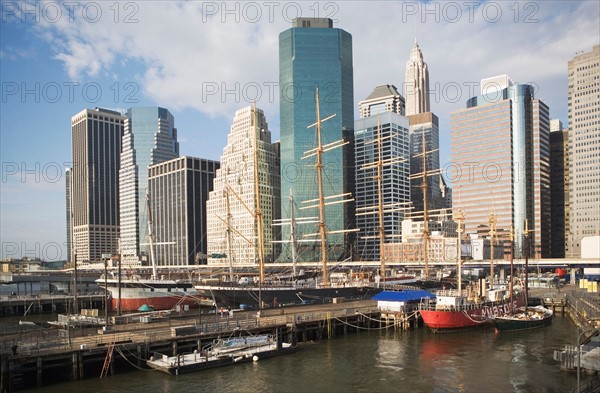USA, New York state, New York city, sailboats in front of skyscrapers. Photo : fotog