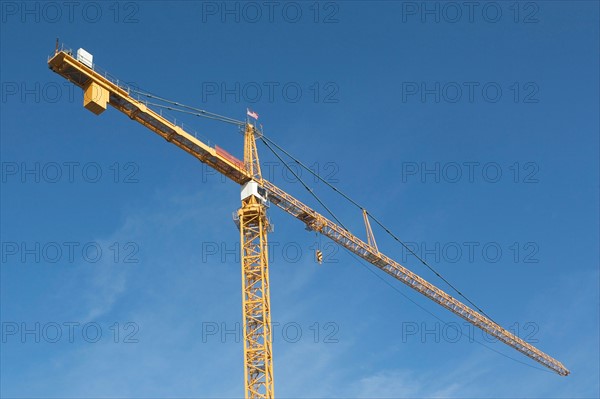 Low angle view of crane. Photo : fotog