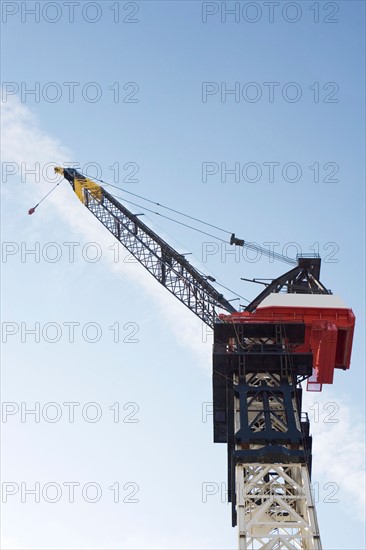 Low angle view of crane. Photo : fotog