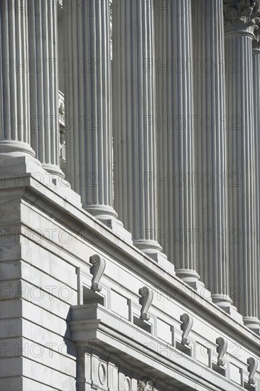 Usa, New York State, New York City, close-up of colonnade. Photo : fotog