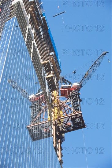 Usa, New York State, New York City, low angle view of skyscraper construction. Photo : fotog