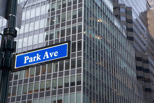 USA, New York State, New York City, street name sign in front of building exterior. Photo : fotog
