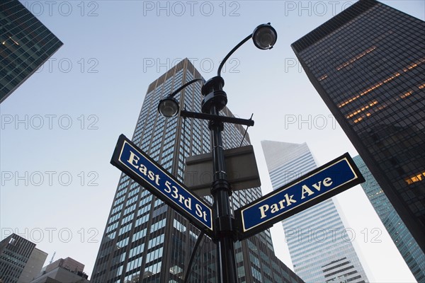 USA, New York State, New York City, low angle view of street name sign in front of building exterior. Photo : fotog