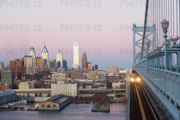 USA, Pennsylvania, Philadelphia, view at Benjamin Franklin Bridge at sunset. Photo : fotog