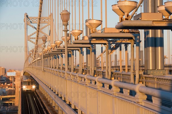 USA, Pennsylvania, Philadelphia, close-up view at Benjamin Franklin Bridge at sunset. Photo : fotog