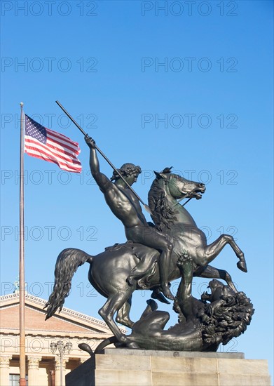 USA, Pennsylvania, Philadelphia, low angle view at statue in front of Philadelphia Museum Of Art. Photo : fotog