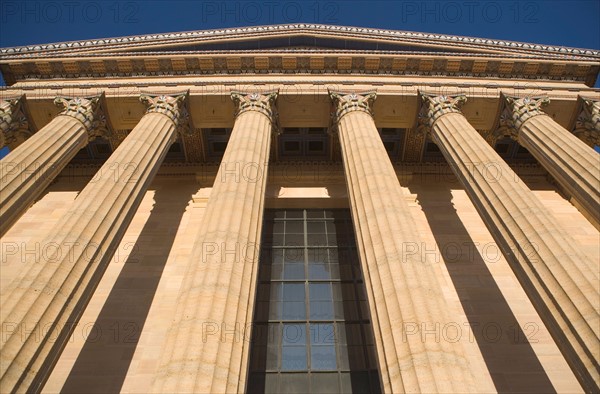 USA, Pennsylvania, Philadelphia, low angle view of Philadelphia Museum Of Art facade. Photo : fotog